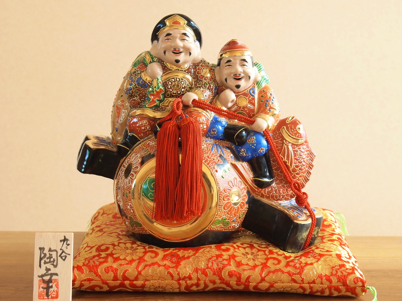 九谷焼 8号小槌のり戎大黒 盛（布団付） 九谷焼マルヨネ 陶芸窯