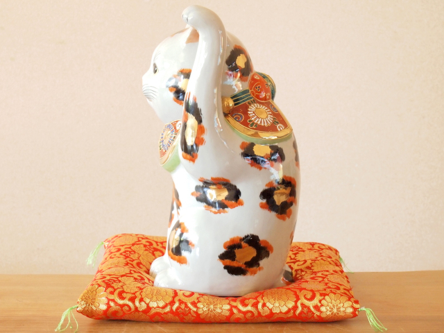 【九谷焼 陶幸 マルヨネ】 10号招き猫 金三毛　右手・左手各 幅18×奥18×高30.5cm　布団別