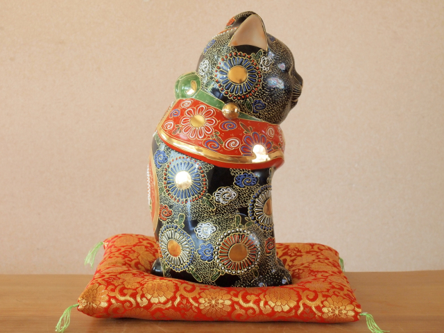 【九谷焼 陶幸 マルヨネ】 10号招き猫 黒盛　右手・左手各 幅18×奥18×高30.5cm　布団別
