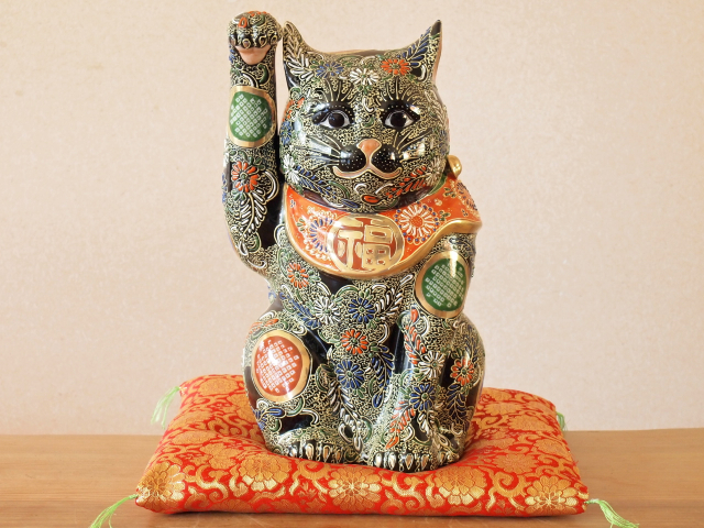 【九谷焼 陶幸 マルヨネ】 10号招き猫 細描鹿の子黒盛 右手・左手各 幅18×奥18×高30.5cm 布団別