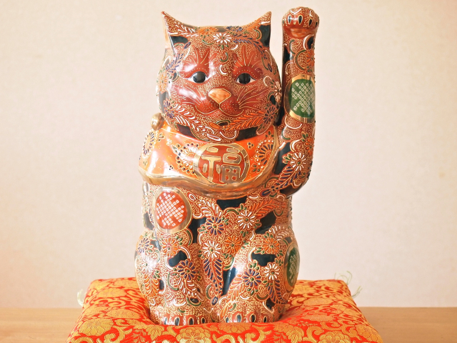 【九谷焼 陶幸 マルヨネ】 10号招き猫 細描鹿の子盛 右手・左手各 幅18×奥18×高30.5cm 布団別