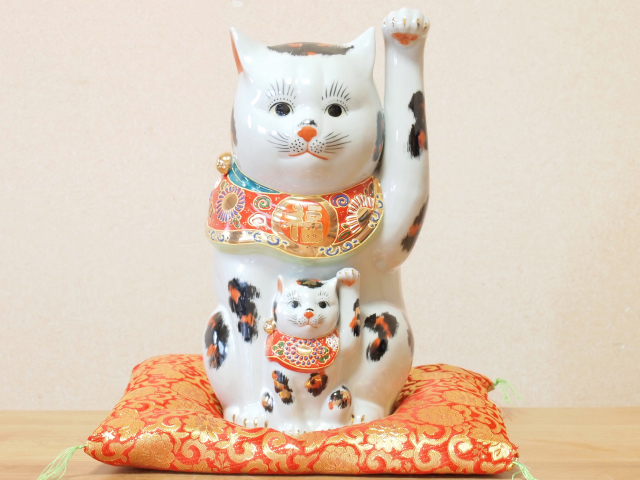 【九谷焼陶幸マルヨネ】 10号親子招き猫 三毛 幅18×奥18×高30.5cm 布団別