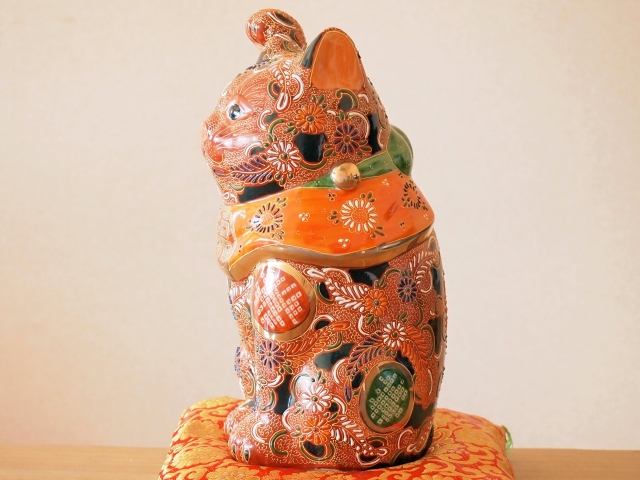 九谷焼 8号招き猫 細描鹿の子盛