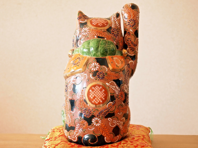 九谷焼 8号招き猫 細描鹿の子盛