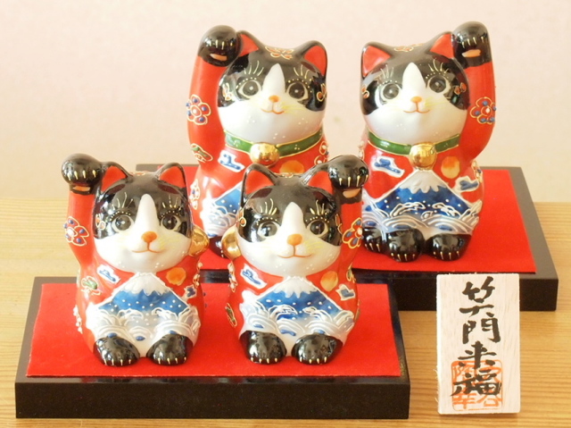 九谷焼 3号ペア招き猫 赤黒富士山(台、立札付) 幅7×奥6.5×高11.5cm