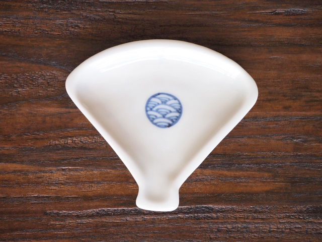 豆皿 扇 染付丸紋 /小皿 豆皿 吉祥紋古典絵変り/九谷焼 和陶房/幅8.8×奥7.7×高1.2cm