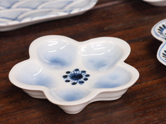 豆皿 梅 染付花 /小皿 豆皿 吉祥紋古典絵変り/九谷焼 和陶房/幅8.5×奥8.5×高1.2cm