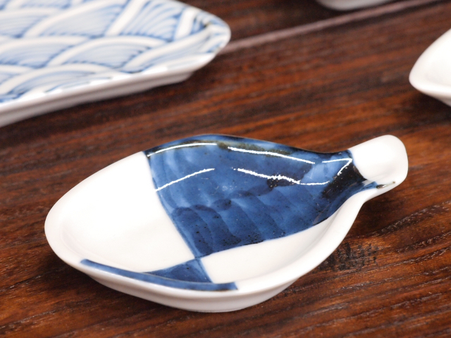 豆皿 ふぐ 染付市松 /小皿 豆皿 吉祥紋古典絵変り/九谷焼 和陶房/幅9×奥6.6×高1.2cm