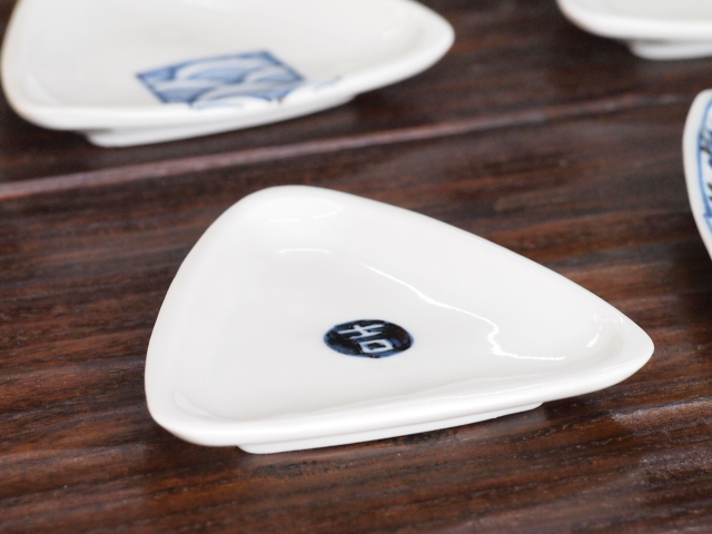 豆皿 おにぎり 染付丸吉字 /小皿 豆皿 吉祥紋古典絵変り/九谷焼 和陶房/幅8×奥8×高1.2cm