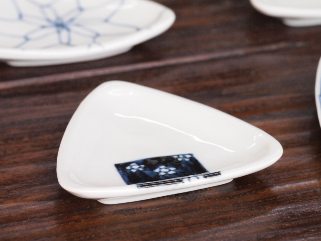 豆皿 おにぎり 染付梅濃 /小皿 豆皿 吉祥紋古典絵変り/九谷焼 和陶房/幅8×奥8×高1.2cm