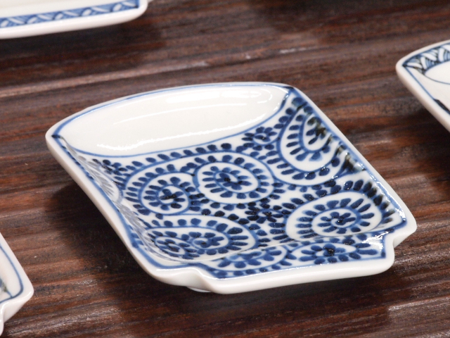 豆皿 湯呑 染付タコ唐草 /小皿 豆皿 吉祥紋古典絵変り/九谷焼 和陶房/幅7.2×奥10.3×高1.2cm