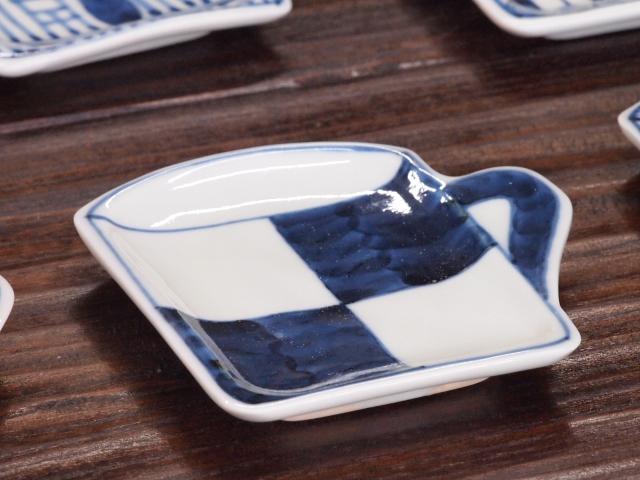 豆皿 カップ 染付市松 /小皿 豆皿 吉祥紋古典絵変り/九谷焼 和陶房/幅8.7×奥9×高1.2cm
