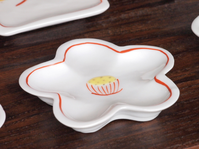 豆皿 梅 赤椿 /小皿 豆皿 吉祥紋古典絵変り/九谷焼 和陶房/幅8.5×奥8.5×高1.2cm